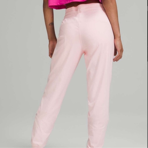 Lululemon Dance Studio Jogger Lined MR Strawberry Milkshake SZ 6 Sold Out - Picture 2 of 9